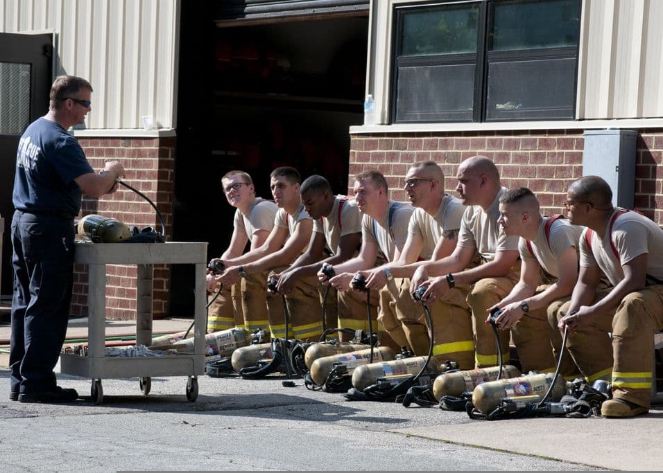 Instructor con una brigada durante una capacitación práctica